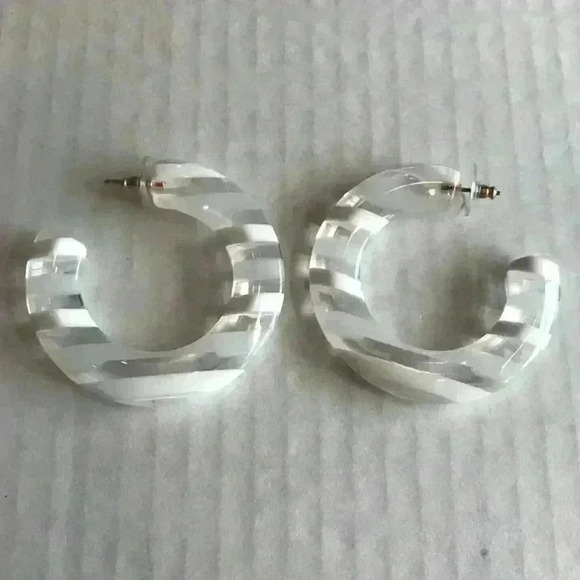 J Crew new Large Beveled Hoops in White Tortoise - Picture 5 of 8